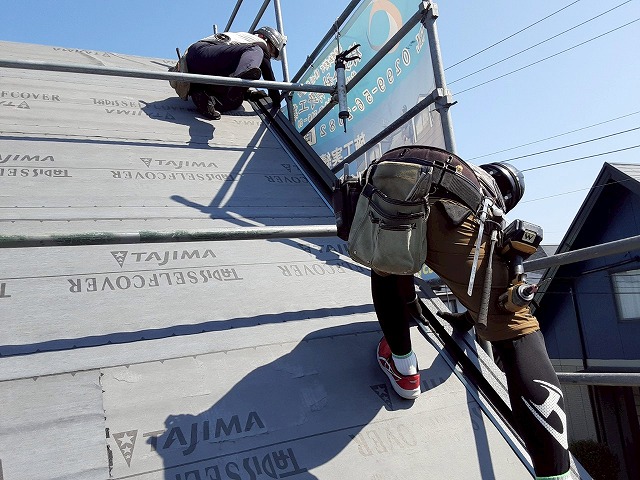 屋根カバー工事でケラバへ改修用ケラバ水切り取り付ける屋根職人