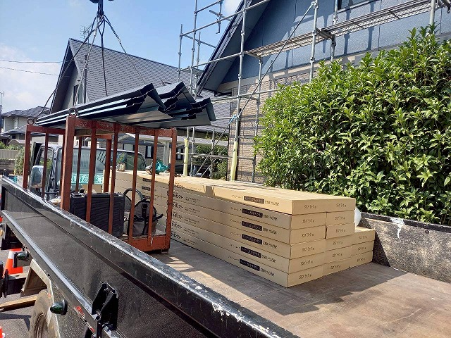 屋根カバー工法による改修工事で使用する超高耐久ガルバ屋根「スーパーガルテクト」