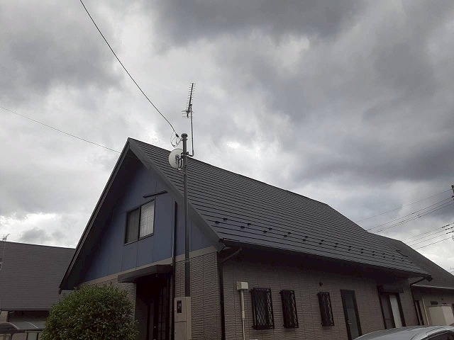 スーパーガルテクトを用いた屋根カバー工法リフォームの完成後状況