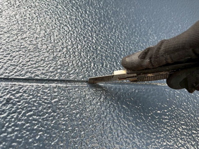 シーリング打ち替え工事の目地部シーリングにカッターで切り込み