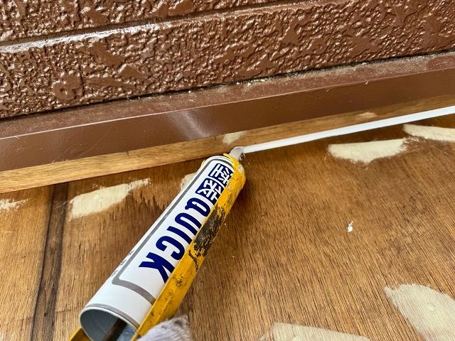 ベランダ防水工事の平場と立ち上がりとの取り合い部へのコーキング処理