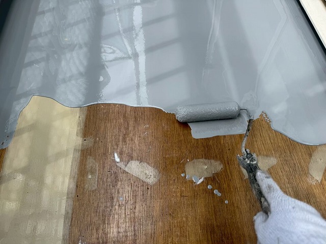 ベランダ防水工事の「フローン#11 ローラー用」を用いた1回目塗布