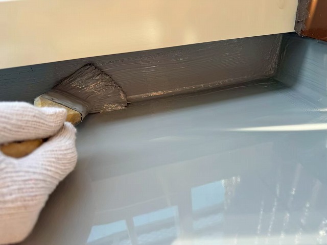 住宅ベランダ立ち上がり部へのウレタン防水材2層目塗布工程