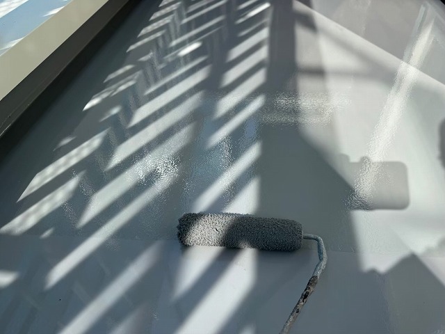 雨漏りが起こっていたベランダへの防水工事のトップコート塗布