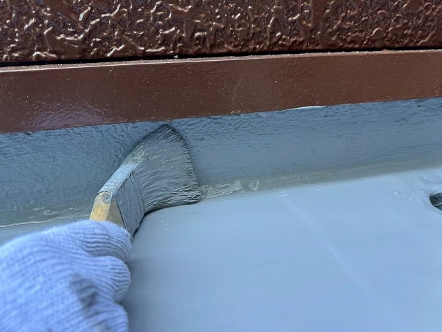 ベランダ防水修繕工事のウレタン塗膜防水材2層目立ち上が施工
