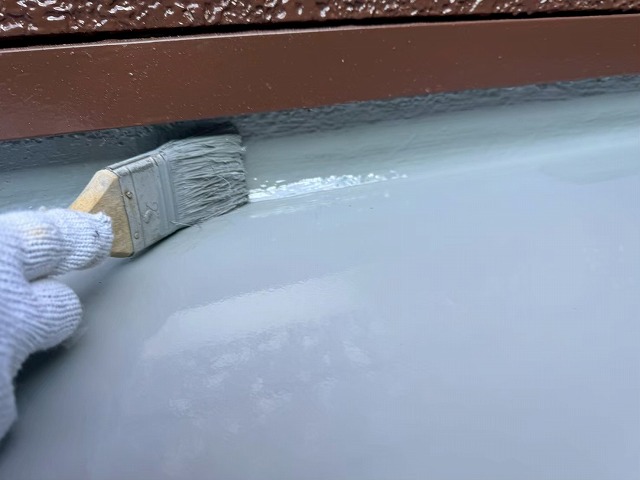 ベランダ防水修繕工事の立ち上がりへのトップコート塗布
