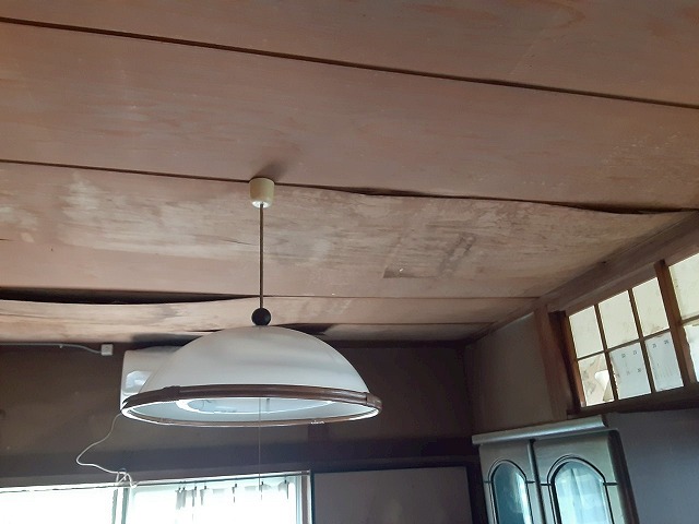 屋根に起因する雨漏りで天井材が剥がれている様子