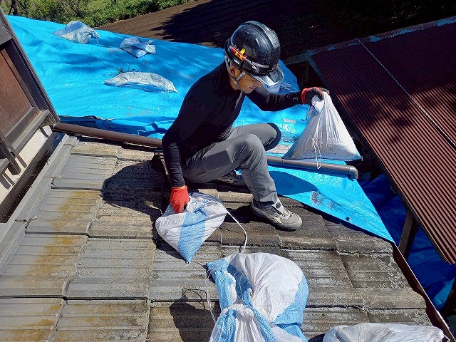 雨漏りの応急処置で被せていたブルーシートや土のうの撤去