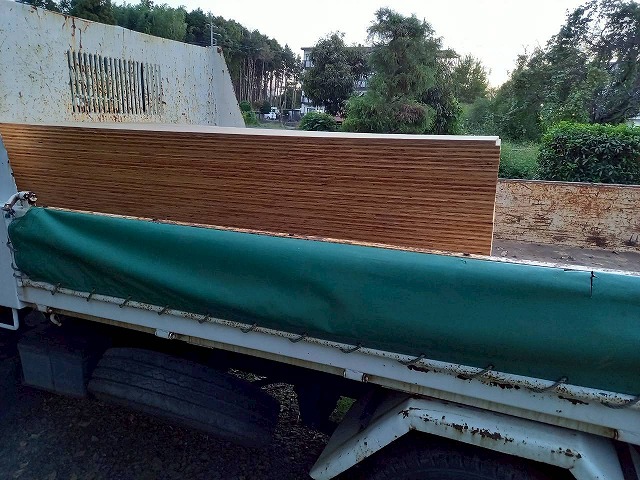 屋根葺き替え工事の野地板増し張りに使用する構造用合板