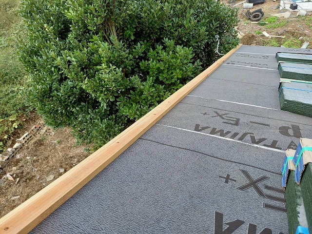 屋根葺き替え工事ののぼり木の取り付け