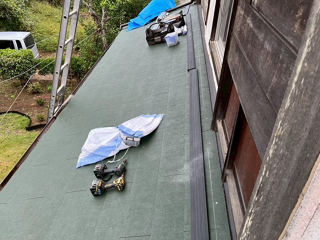 屋根葺き替え工事で使用する樹脂製の下地材