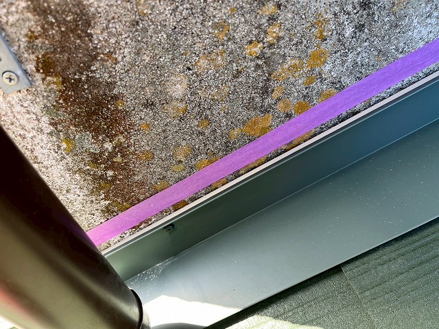 屋根葺き替え工事のコーキング打設前のマスキングテープ養生