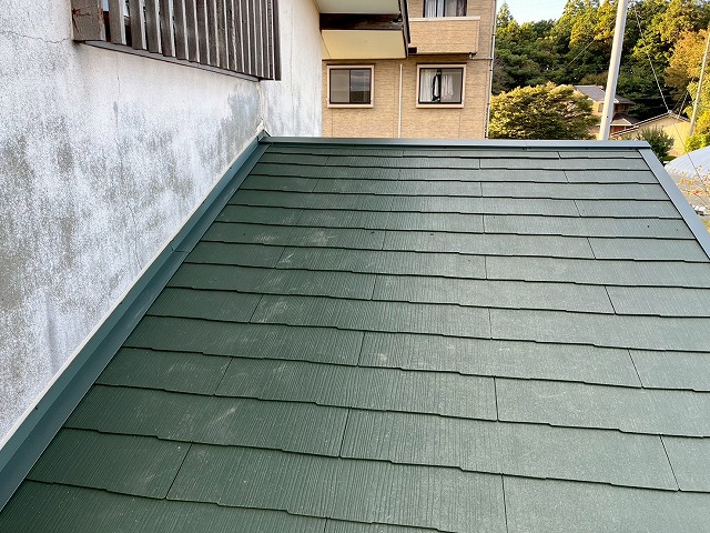 屋根葺き替え工事のスレート屋根張りと板金役物の設置が完了