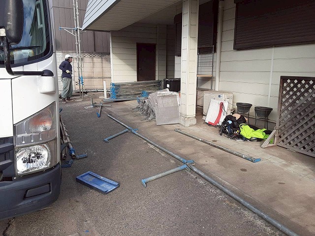 屋根葺き直し工事で使用する足場資材