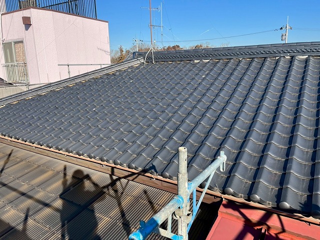 屋根葺き直し工事を行う住宅屋根の棟部漆喰劣化状況