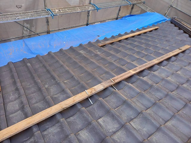 屋根葺き直し工事で瓦屋根に引っかけるタイプの足場設置状況