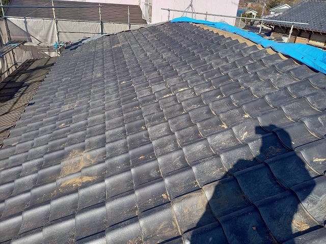 屋根葺き直し工事で雨養生のためのブルーシートを除去