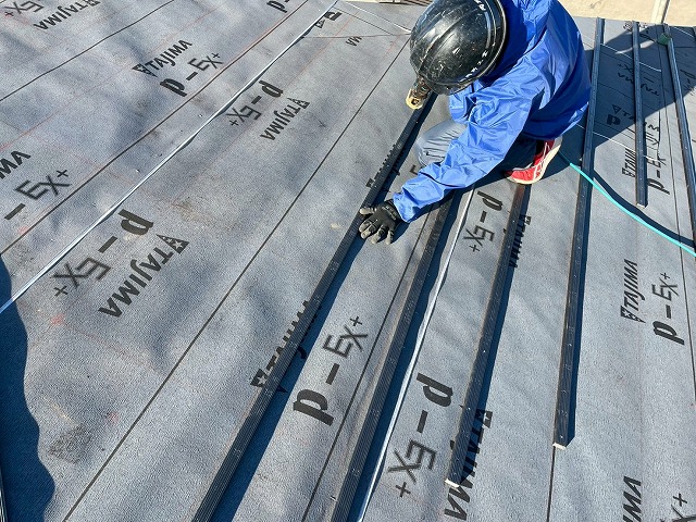 屋根葺き直し工事で瓦を固定するための瓦桟の取り付け