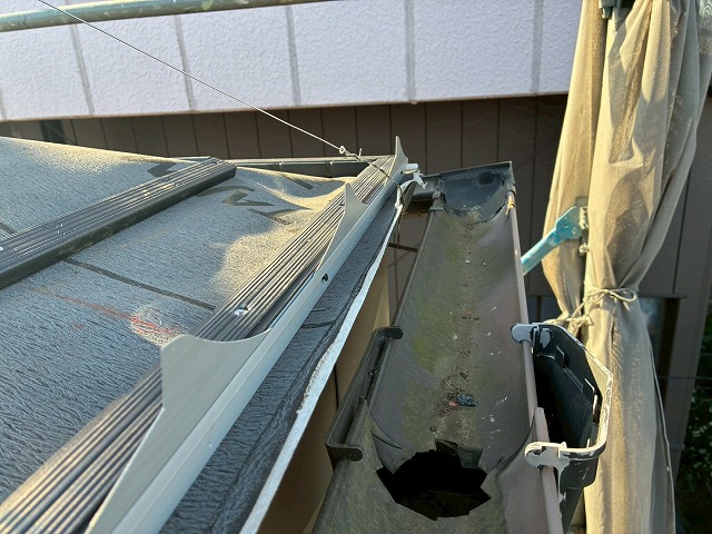 屋根葺き直し工事の軒先面戸の取り付け完了状況