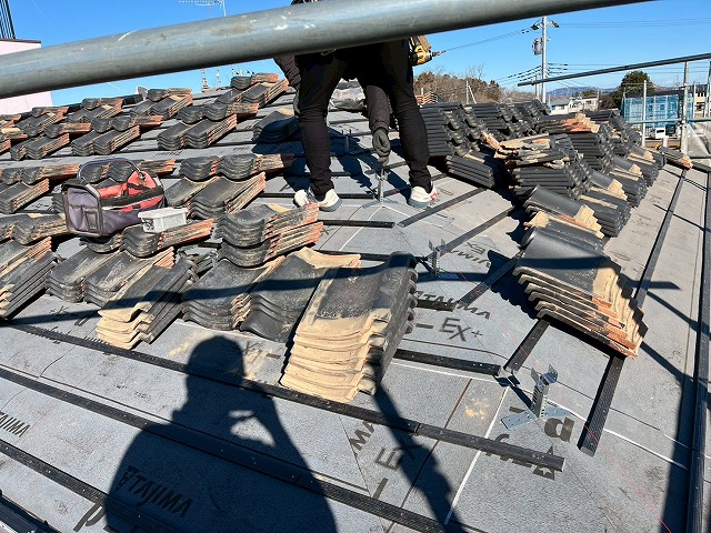 屋根葺き直し工事のガイドライン工法に基づく補強金具の取り付け状況