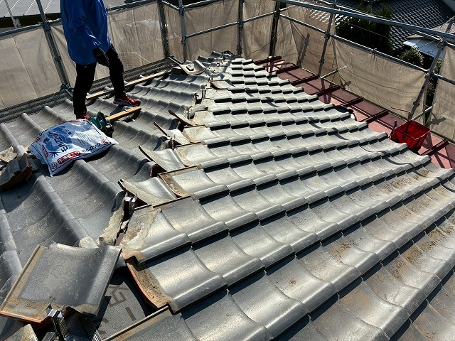 屋根葺き直し工事の漆喰材を用いた勝手瓦の高さ調整と固定