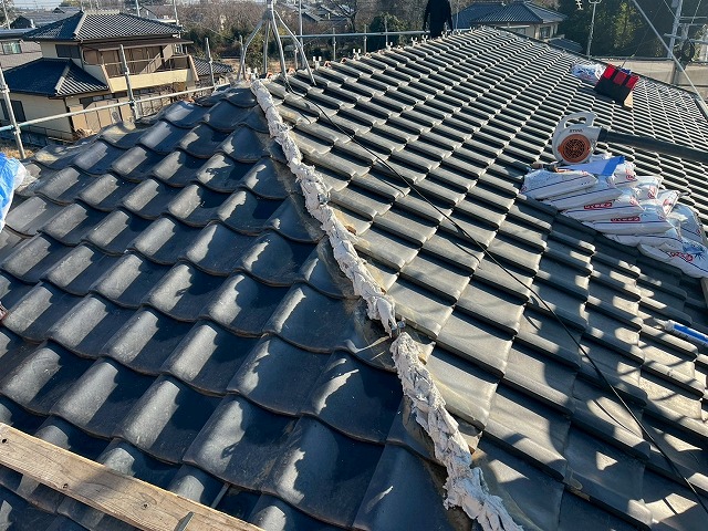屋根葺き直し工事の棟部への漆喰材盛り付け状況