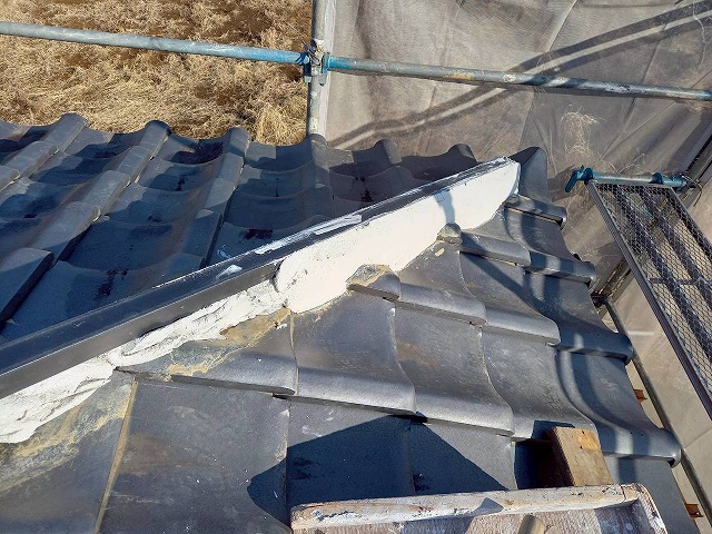 屋根葺き直し工事で隅棟部に漆喰材「モルロック」を塗り付けている様子