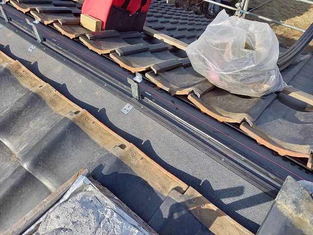 屋根葺き直し工事の大棟部への補強金具取り付け