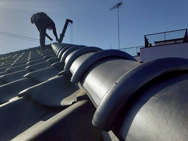 屋根葺き替え工事のガイドライン工法を用いた7寸丸瓦の設置状況