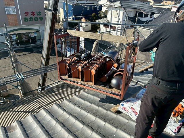 屋根葺き替え工事で使用する7寸丸瓦の搬入状況
