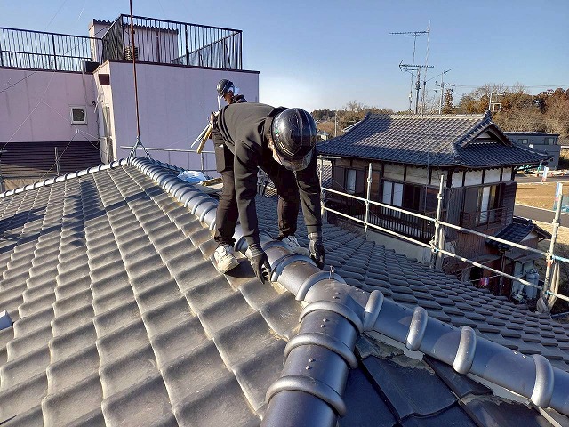 屋根葺き直し工事で大棟部へ7寸丸瓦を設置している様子