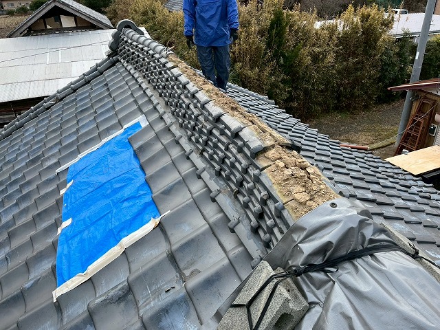 屋根葺き替え工事の棟部冠瓦の解体状況