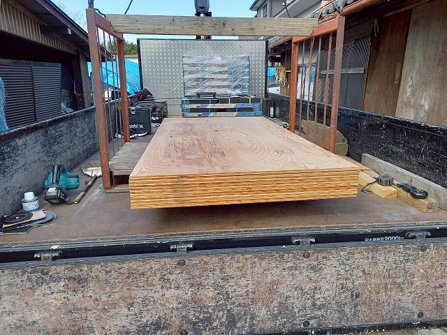 瓦屋根葺き替え工事の野地板増し張りで使用する構造用合板