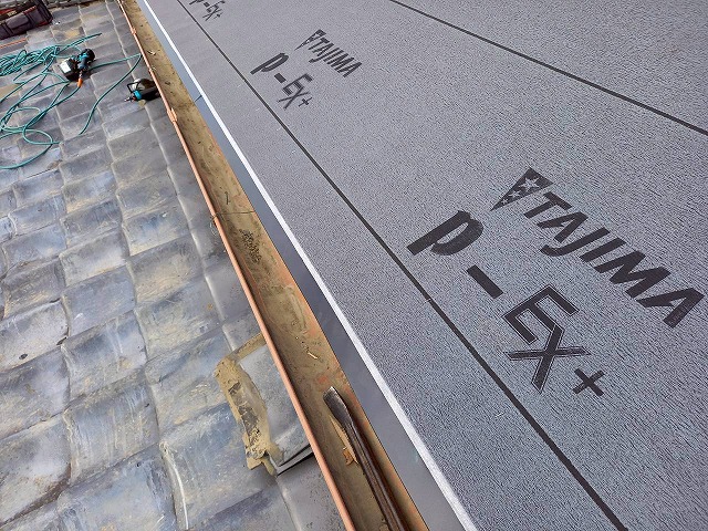 瓦屋根葺き替え工事の軒先水切りの取り付けが完了