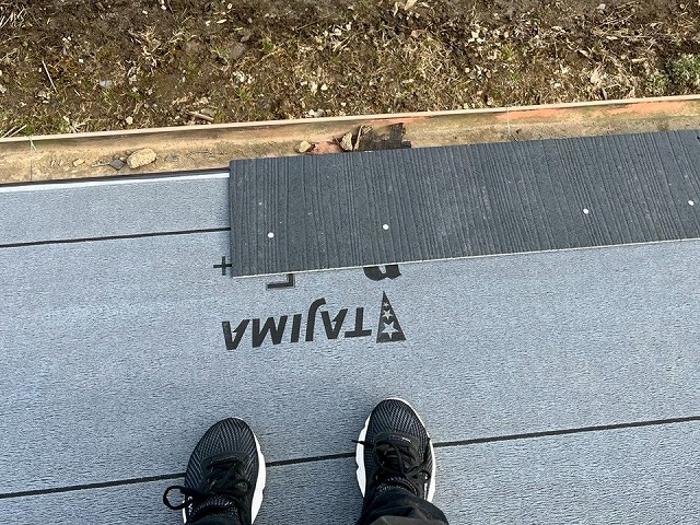 屋根葺き替え工事の「コロニアルグラッサ」スターター設置状況