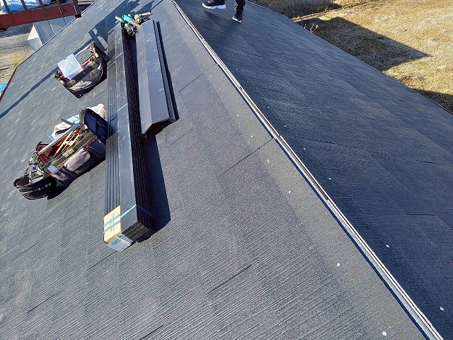 瓦屋根葺き替え工事の棟板金の下地に用いる樹脂貫板