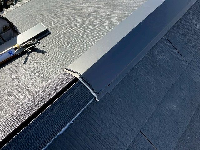 屋根葺き替え工事で貫板へ棟板金を被せた状況