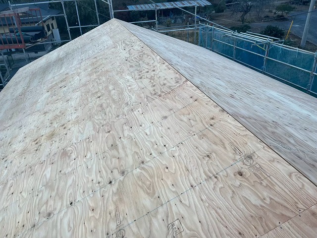 新築住宅屋根仕上げ工事の防水シート敷設前の状況