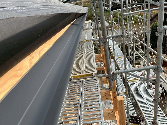 新築住宅屋根仕上げ工事の屋根軒先への水切り役物取り付け状況