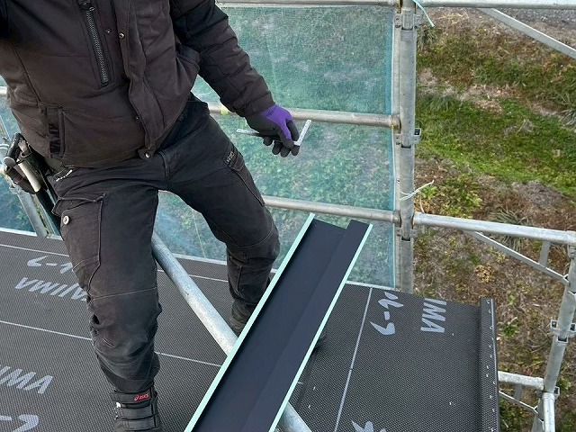 新築住宅屋根仕上げ工事のケラバ部に取り付ける捨て水切り