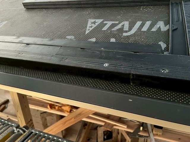 新築住宅屋根仕上げ工事の軒先へ広小舞部材を取り付けた状況