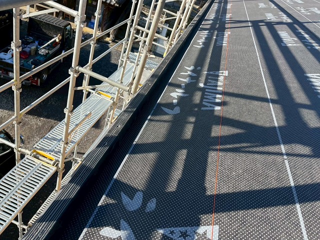 「ROOGA（ルーガ）鉄平」を用いた軒先1段目の施工の墨出し