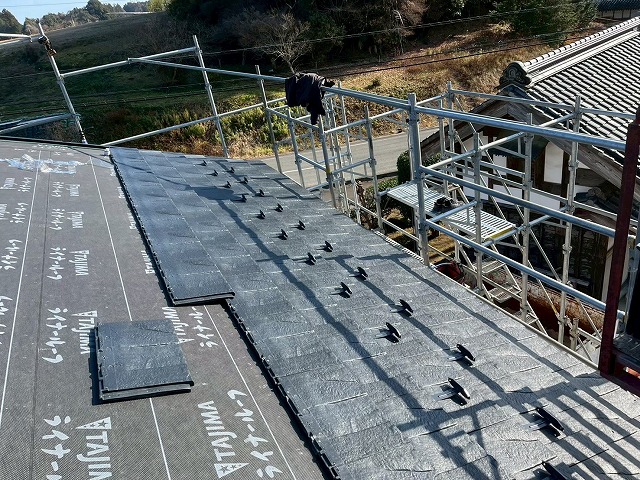 新築住宅屋根工事の「ROOGA（ルーガ）鉄平」本体葺きの様子