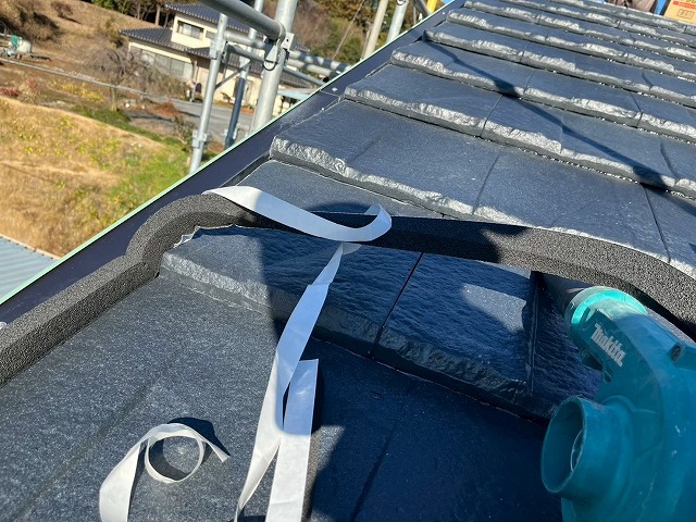 屋根ケラバ部に同質役物を設置する前の防水シーラー取り付けの様子