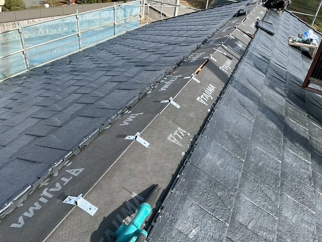 新築住宅屋根「ROOGA（ルーガ）鉄平」工事の受け金具ベース部取り付け