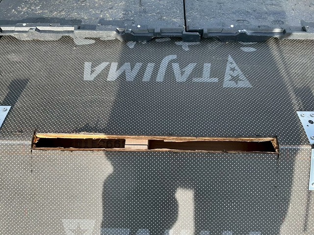 新築住宅屋根工事の棟部換気役物取り付け位置への開口