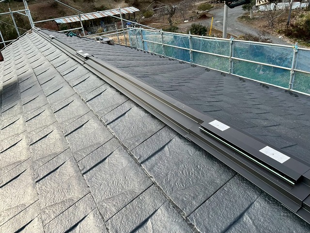 新築住宅屋根工事の「棟包」および「換気用棟包」の設置前状況