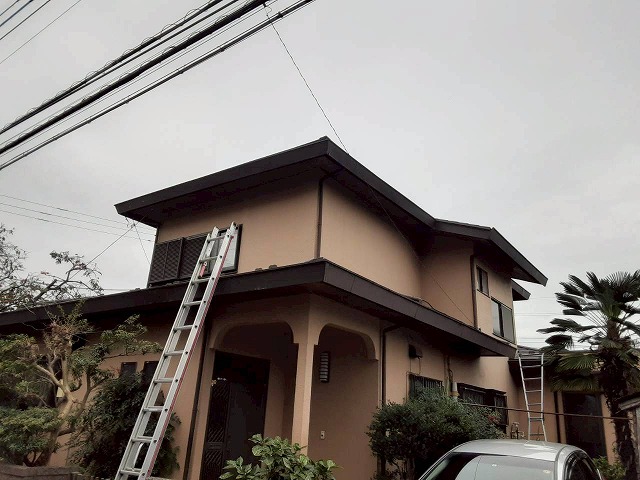 雨樋の水漏れ調査を行うためにはしごを設置している状況