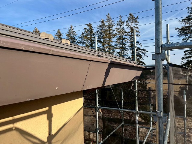 雨樋を外から見えにくくする樋隠しが色あせている状況