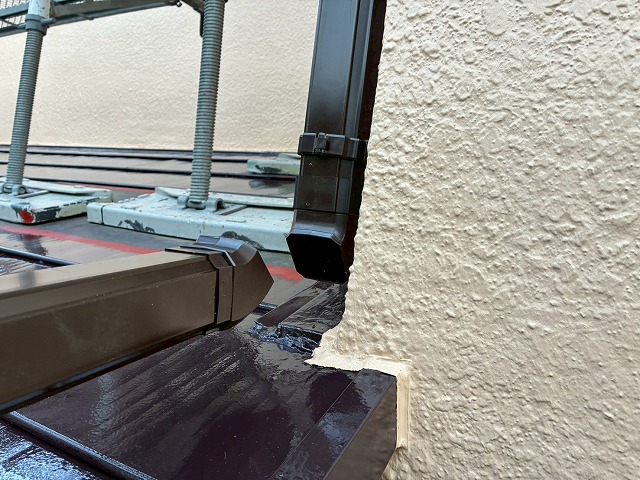 雨樋交換工事のエルボを用いた竪樋と這樋との接続状況